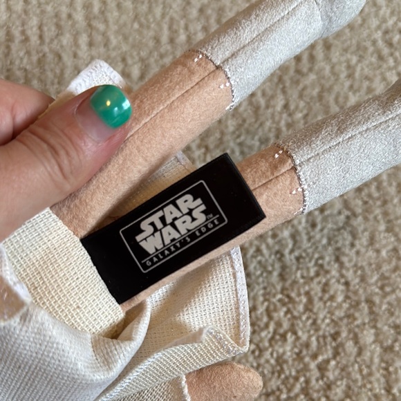 Star Wars Galaxy’s Edge Leia Doll - Cream and Brown - Picture 5 of 7